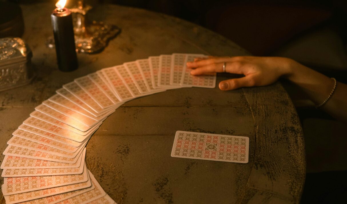 El Tarot como Herramienta de Autoconocimiento Profundo