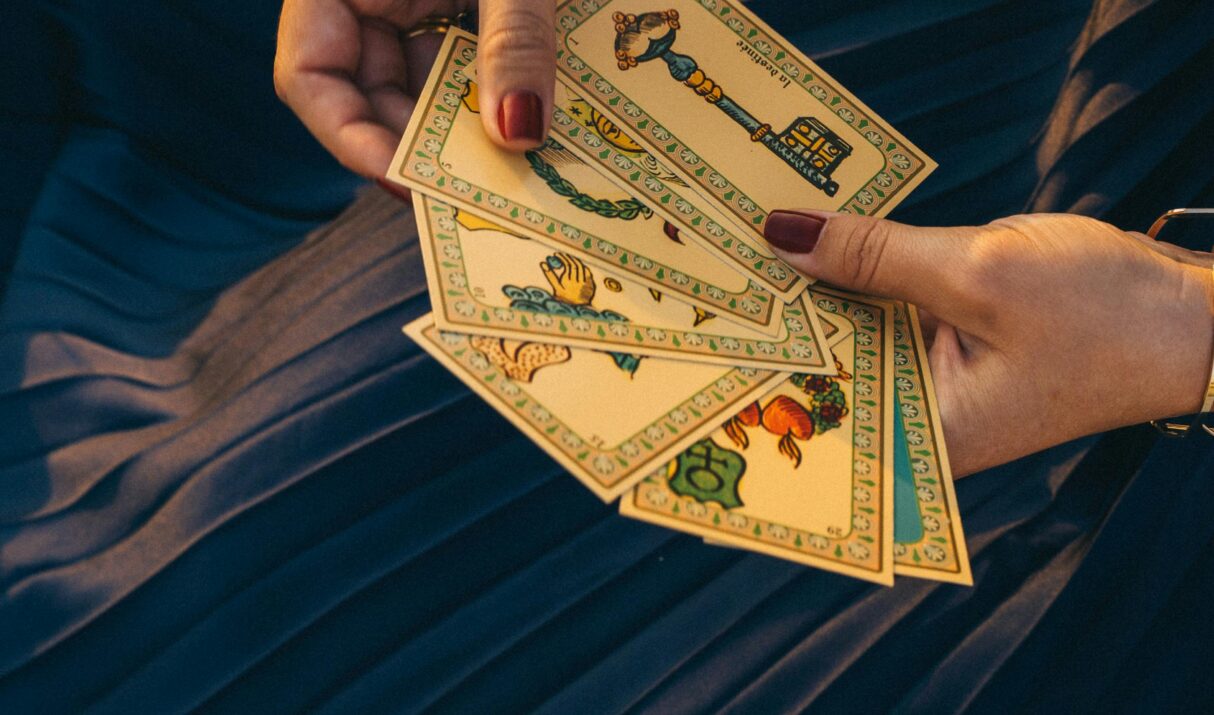 Tarot y Sanación: Comprender tus Bloqueos Emocionales